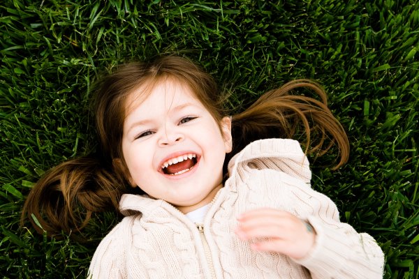 Inglês na educação infantil: menina sorrindo para a câmera