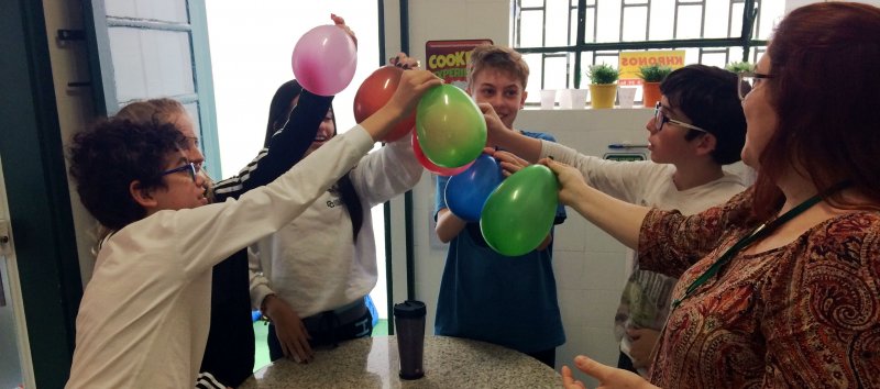 Ensinar inglês: alunos Teddy Bear durante aula enchendo balões