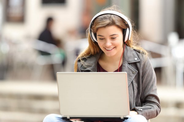 mulher ouvindo os melhores podcasts para aprender inglês